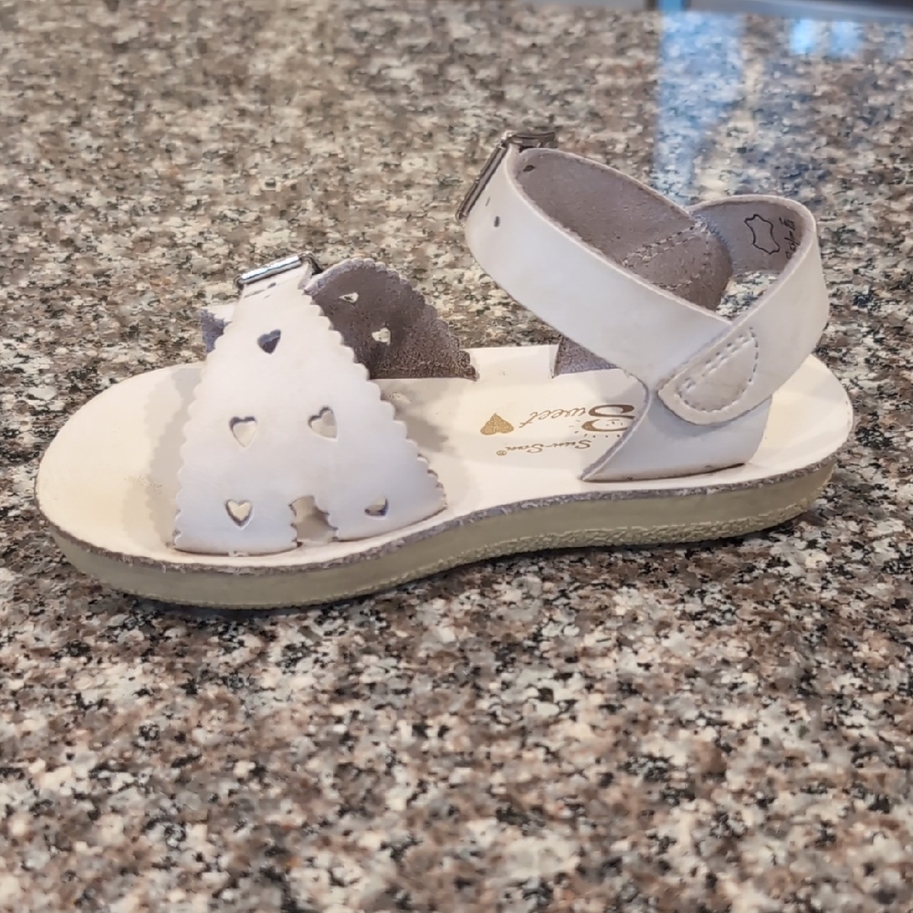 White Saltwater Sandals for Girls, Size 8 - Picture 6 of 8